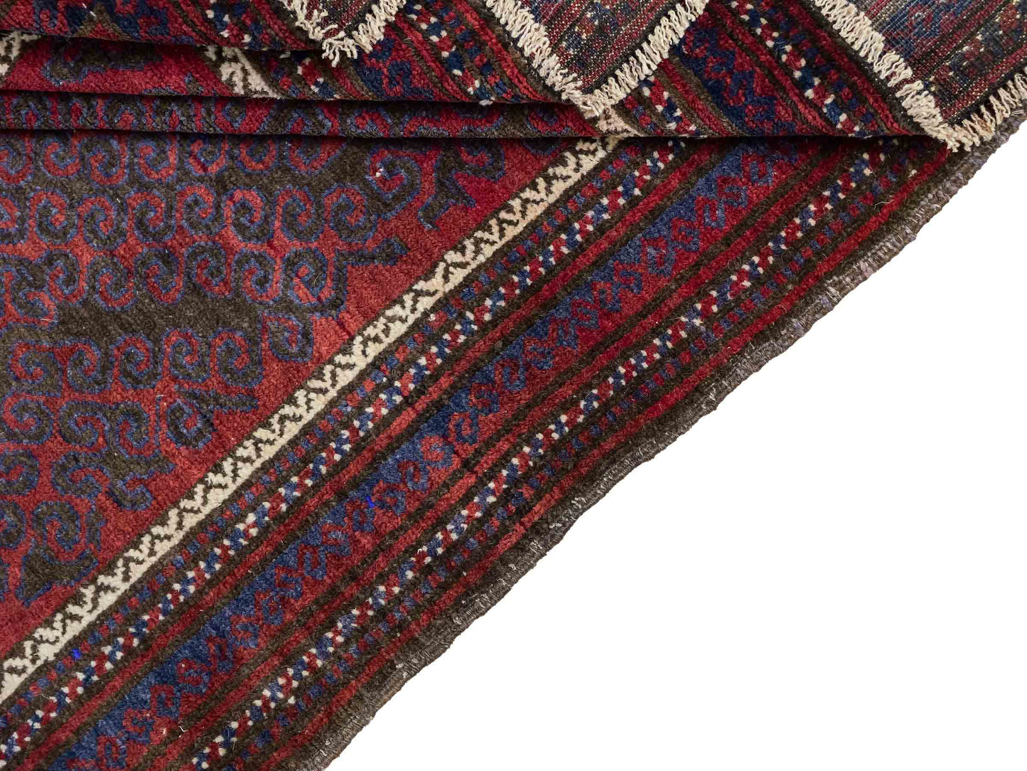 Antiker, handgeknüpfter, afghanischer Belutsch Nomadenteppich aus Wolle von Khademi. Größe: 136 x 94 cm. Farbe: Rot, braun, blau. Verkauf durch JUPITER Intl.