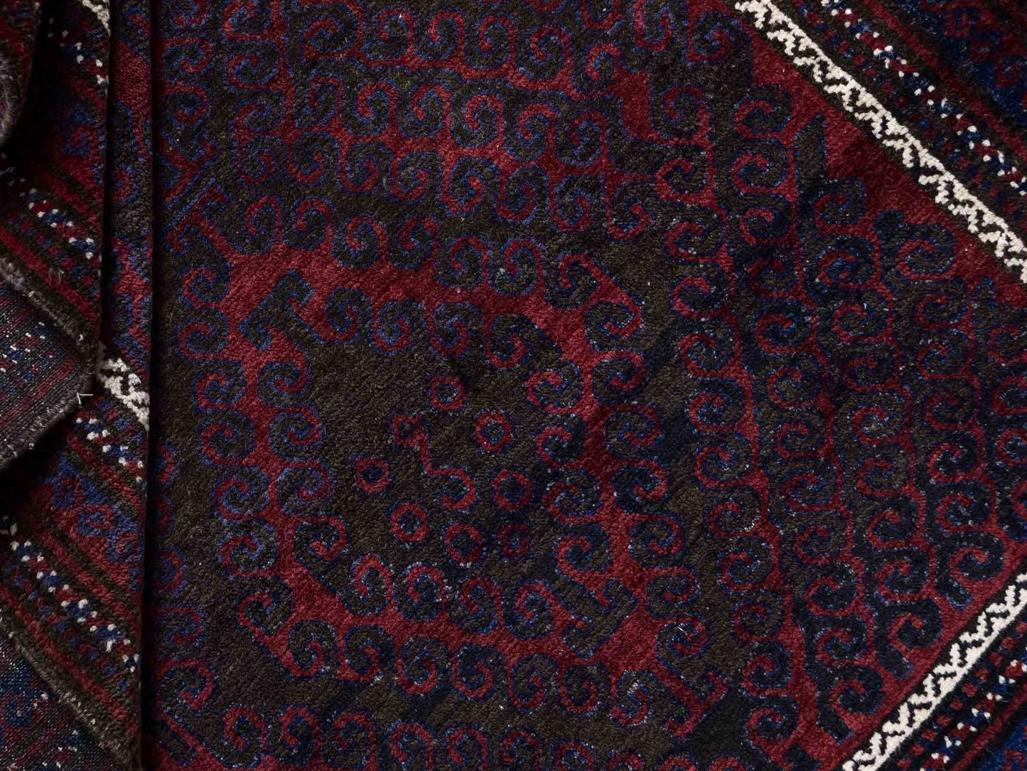 Antiker, handgeknüpfter, afghanischer Belutsch Nomadenteppich aus Wolle von Khademi. Größe: 136 x 94 cm. Farbe: Rot, braun, blau. Verkauf durch JUPITER Intl.