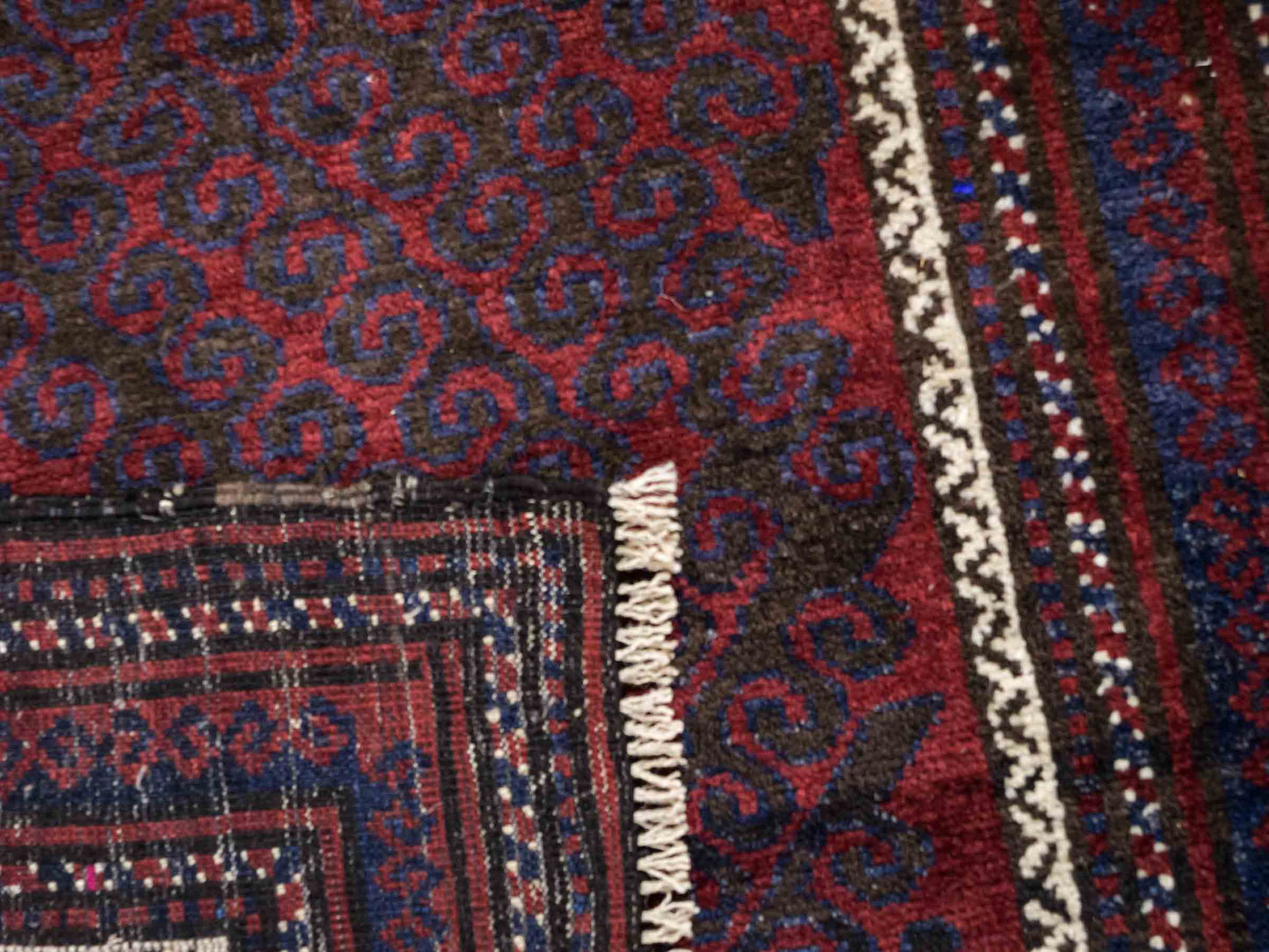 Antiker, handgeknüpfter, afghanischer Belutsch Nomadenteppich aus Wolle von Khademi. Größe: 136 x 94 cm. Farbe: Rot, braun, blau. Verkauf durch JUPITER Intl.
