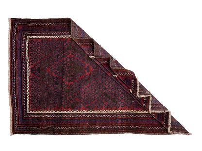Antiker, handgeknüpfter, afghanischer Belutsch Nomadenteppich aus Wolle von Khademi. Größe: 136 x 94 cm. Farbe: Rot, braun, blau. Verkauf durch JUPITER Intl.