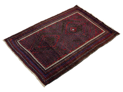 Antiker, handgeknüpfter, afghanischer Belutsch Nomadenteppich aus Wolle von Khademi. Größe: 136 x 94 cm. Farbe: Rot, braun, blau. Verkauf durch JUPITER Intl.