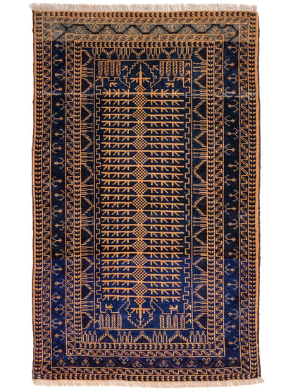 Antiker, handgeknüpfter, afghanischer Belutsch Nomadenteppich aus Wolle von Khademi. Größe: 139 x 89 cm. Farbe: Blau, gold. Verkauf durch JUPITER Intl.