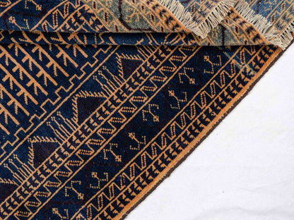 Antiker, handgeknüpfter, afghanischer Belutsch Nomadenteppich aus Wolle von Khademi. Größe: 139 x 89 cm. Farbe: Blau, gold. Verkauf durch JUPITER Intl.