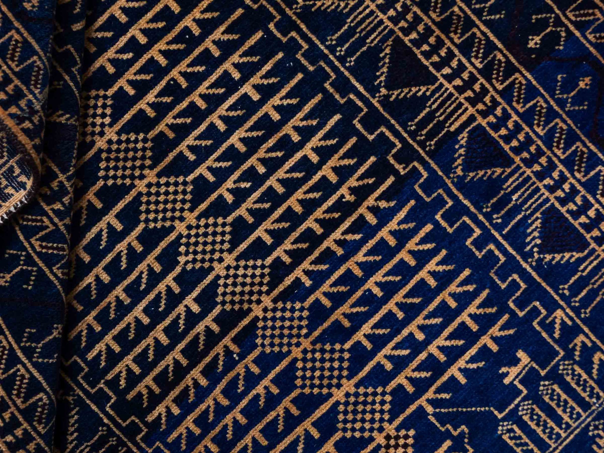 Antiker, handgeknüpfter, afghanischer Belutsch Nomadenteppich aus Wolle von Khademi. Größe: 139 x 89 cm. Farbe: Blau, gold. Verkauf durch JUPITER Intl.