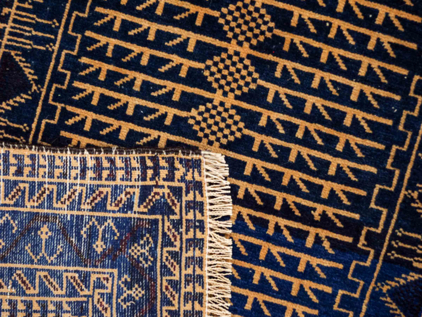 Antiker, handgeknüpfter, afghanischer Belutsch Nomadenteppich aus Wolle von Khademi. Größe: 139 x 89 cm. Farbe: Blau, gold. Verkauf durch JUPITER Intl.