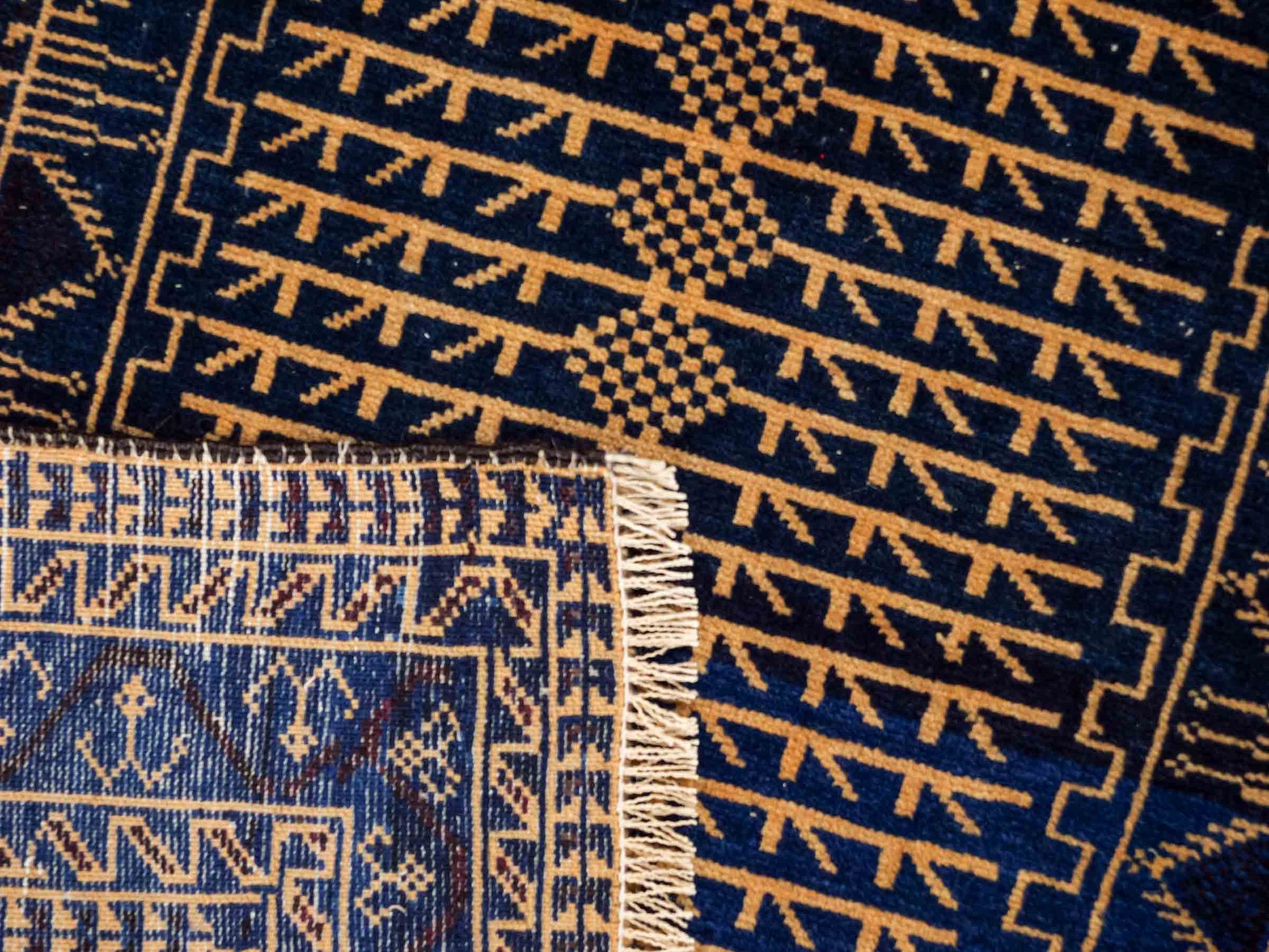 Antiker, handgeknüpfter, afghanischer Belutsch Nomadenteppich aus Wolle von Khademi. Größe: 139 x 89 cm. Farbe: Blau, gold. Verkauf durch JUPITER Intl.