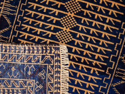 Antiker, handgeknüpfter, afghanischer Belutsch Nomadenteppich aus Wolle von Khademi. Größe: 139 x 89 cm. Farbe: Blau, gold. Verkauf durch JUPITER Intl.