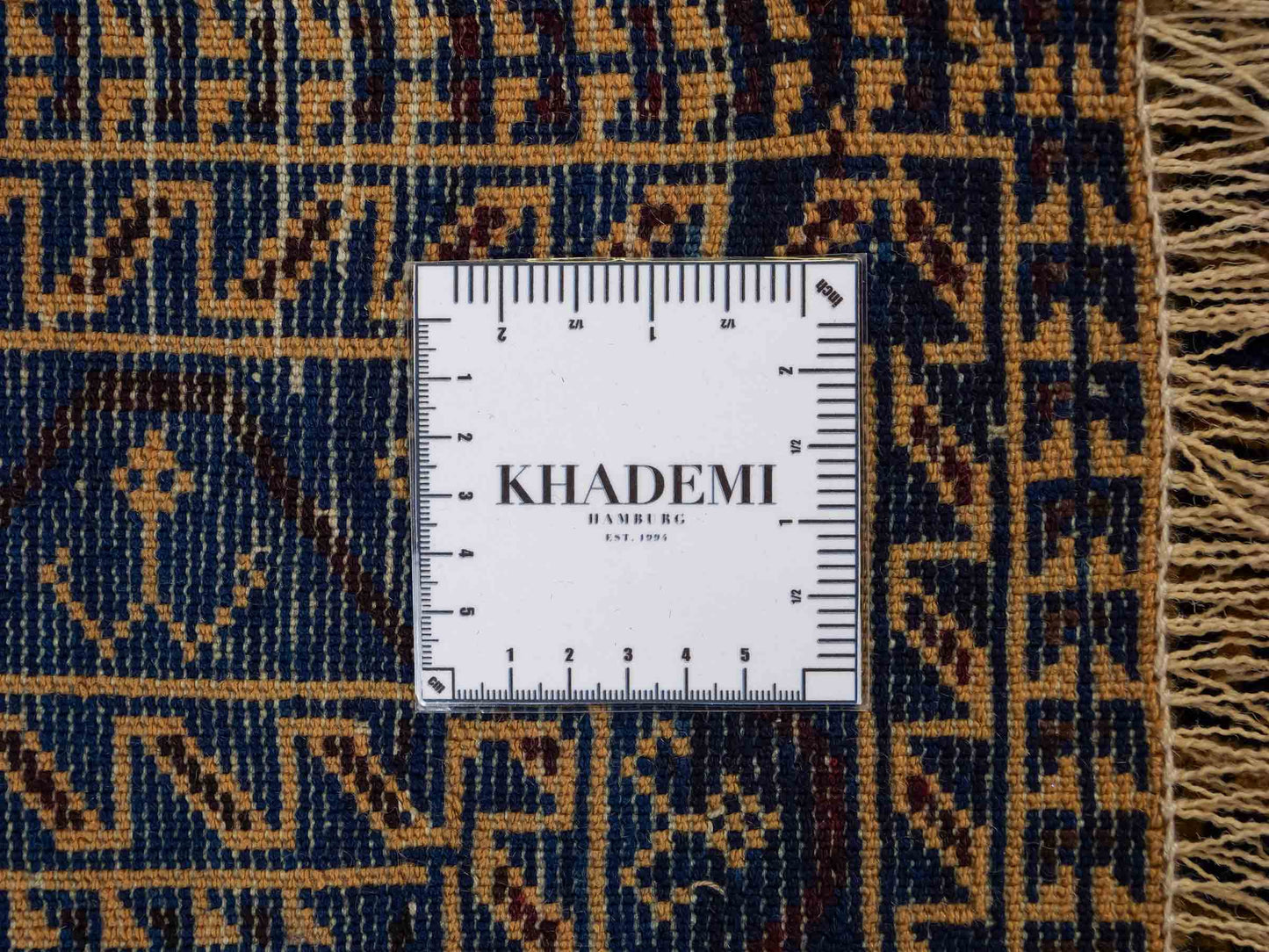 Antiker, handgeknüpfter, afghanischer Belutsch Nomadenteppich aus Wolle von Khademi. Größe: 139 x 89 cm. Farbe: Blau, gold. Verkauf durch JUPITER Intl.