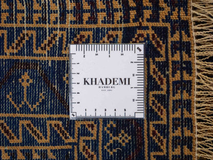 Antiker, handgeknüpfter, afghanischer Belutsch Nomadenteppich aus Wolle von Khademi. Größe: 139 x 89 cm. Farbe: Blau, gold. Verkauf durch JUPITER Intl.