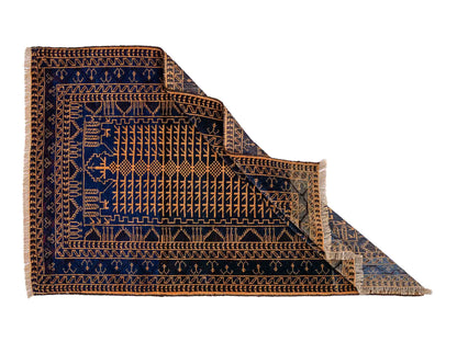 Antiker, handgeknüpfter, afghanischer Belutsch Nomadenteppich aus Wolle von Khademi. Größe: 139 x 89 cm. Farbe: Blau, gold. Verkauf durch JUPITER Intl.