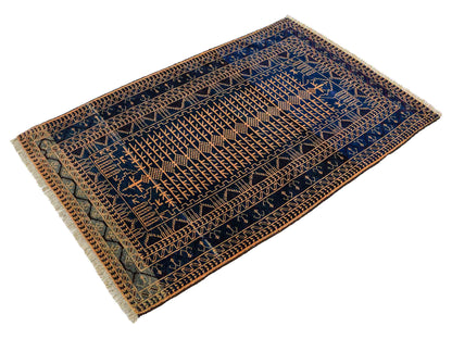 Antiker, handgeknüpfter, afghanischer Belutsch Nomadenteppich aus Wolle von Khademi. Größe: 139 x 89 cm. Farbe: Blau, gold. Verkauf durch JUPITER Intl.