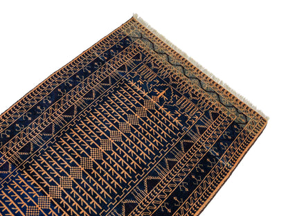 Antiker, handgeknüpfter, afghanischer Belutsch Nomadenteppich aus Wolle von Khademi. Größe: 139 x 89 cm. Farbe: Blau, gold. Verkauf durch JUPITER Intl.