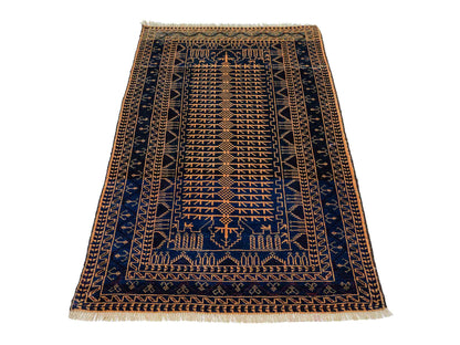 Antiker, handgeknüpfter, afghanischer Belutsch Nomadenteppich aus Wolle von Khademi. Größe: 139 x 89 cm. Farbe: Blau, gold. Verkauf durch JUPITER Intl.