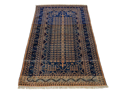 Antiker, handgeknüpfter, afghanischer Belutsch Nomadenteppich aus Wolle von Khademi. Größe: 139 x 89 cm. Farbe: Blau, gold. Verkauf durch JUPITER Intl.