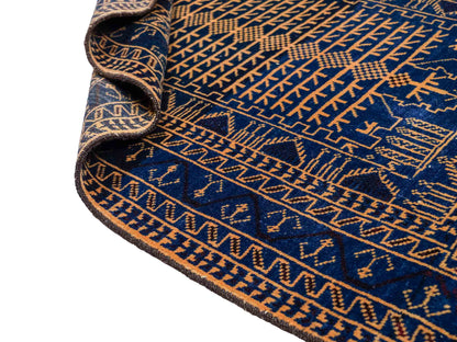 Antiker, handgeknüpfter, afghanischer Belutsch Nomadenteppich aus Wolle von Khademi. Größe: 139 x 89 cm. Farbe: Blau, gold. Verkauf durch JUPITER Intl.