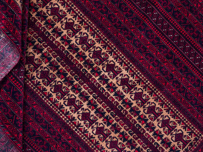 Sehr feiner, handgeknüpfter, antiker Belutsch Nomadenteppich aus Wolle von Khademi. Farbe: Rot, blau, cremeweiß. Größe: 142 x 90 cm. Vertrieb durch JUPITER Intl.