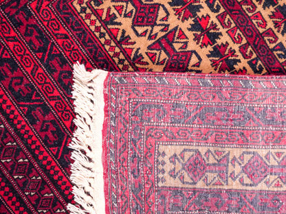 Sehr feiner, handgeknüpfter, antiker Belutsch Nomadenteppich aus Wolle von Khademi. Farbe: Rot, blau, cremeweiß. Größe: 142 x 90 cm. Vertrieb durch JUPITER Intl.