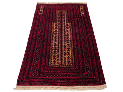 Sehr feiner, handgeknüpfter, antiker Belutsch Nomadenteppich aus Wolle von Khademi. Farbe: Rot, blau, cremeweiß. Größe: 142 x 90 cm. Vertrieb durch JUPITER Intl.