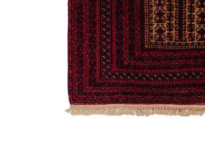 Sehr feiner, handgeknüpfter, antiker Belutsch Nomadenteppich aus Wolle von Khademi. Farbe: Rot, blau, cremeweiß. Größe: 142 x 90 cm. Vertrieb durch JUPITER Intl.