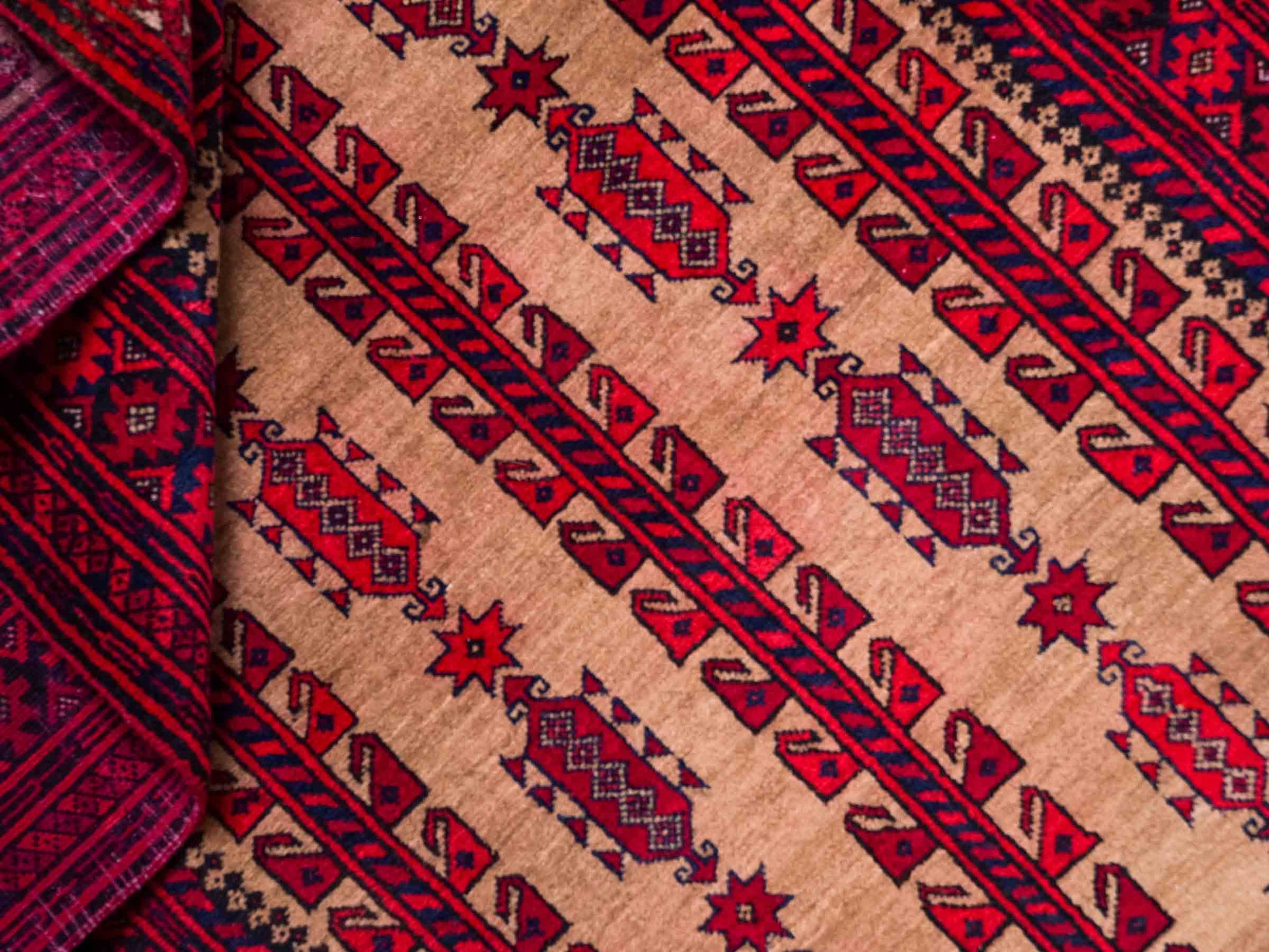 Antiker, handgeknüpfter, afghanischer Belutsch Nomadenteppich aus Wolle von Khademi. Größe: 147 x 91 cm. Farbe: Rot, beige, cremeweiß. Verkauf durch JUPITER Intl.