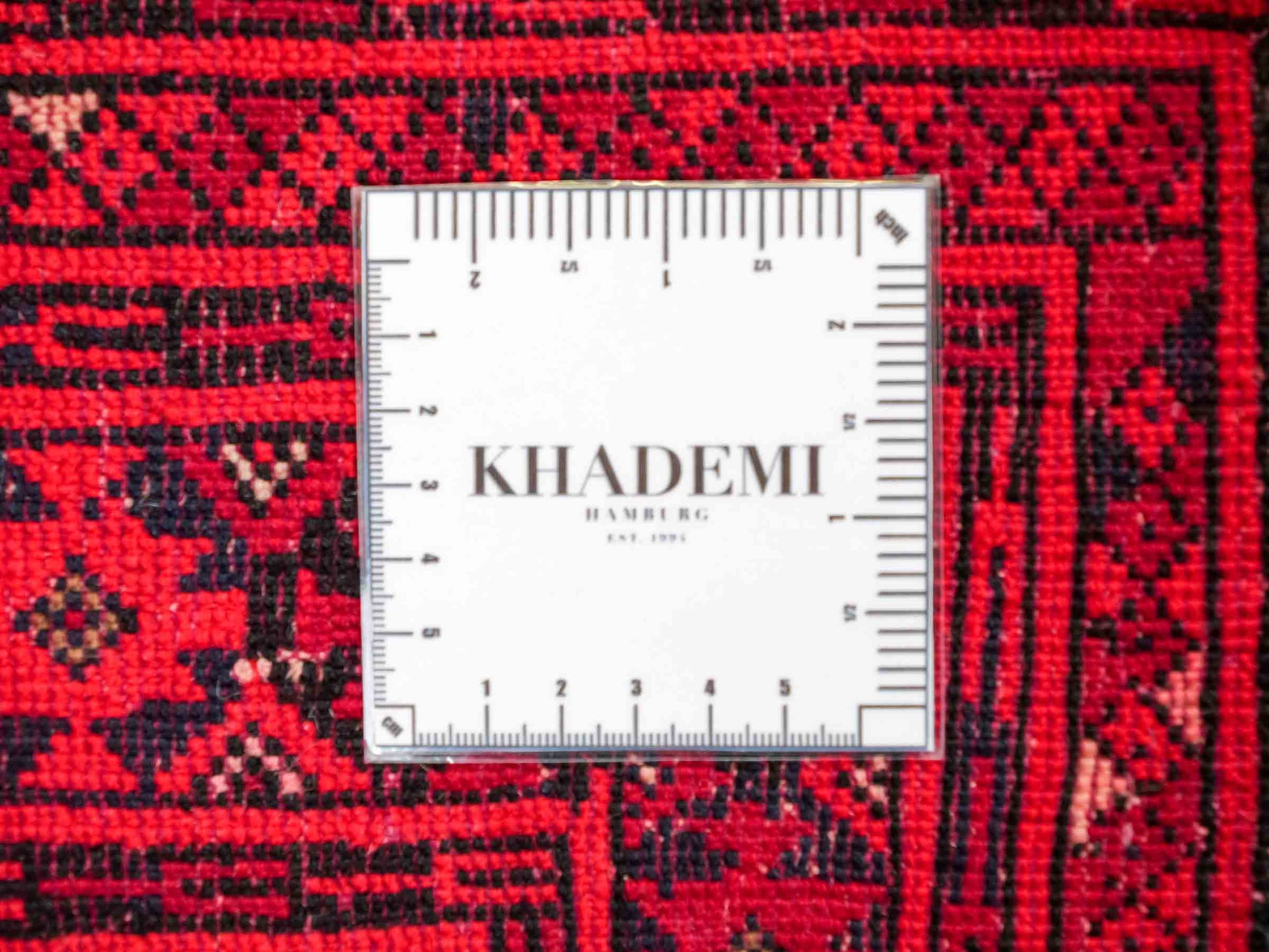Antiker, handgeknüpfter, afghanischer Belutsch Nomadenteppich aus Wolle von Khademi. Größe: 147 x 91 cm. Farbe: Rot, beige, cremeweiß. Verkauf durch JUPITER Intl.
