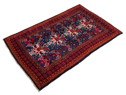 Antiker, handgeknüpfter, afghanischer Belutsch Nomadenteppich aus Wolle von Khademi. Größe: 157 x 98 cm. Farbe: Blau, rot. Verkauf durch JUPITER Intl.