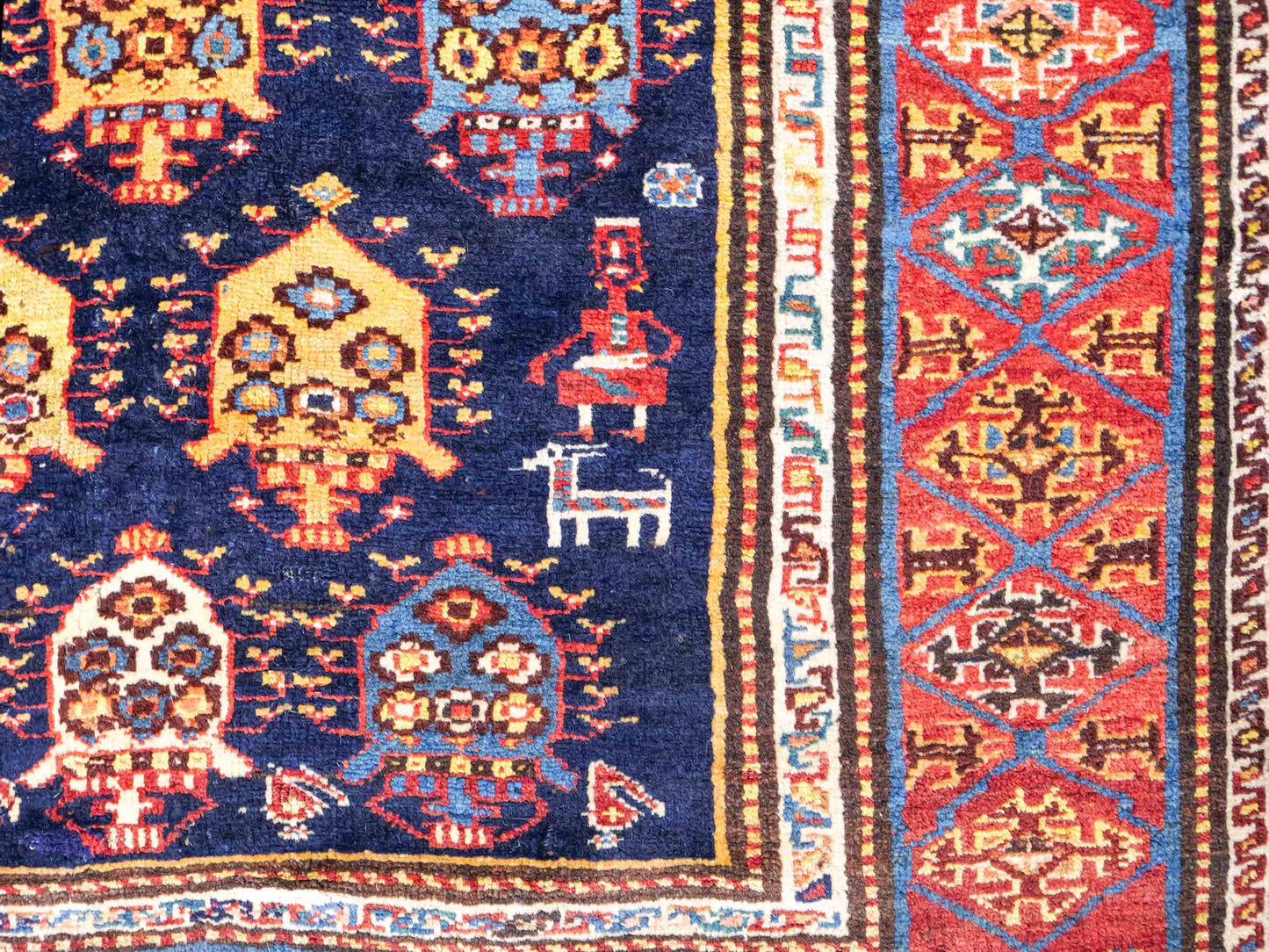 Sehr feiner, handgeknüpfter, antiker, persischer Ghashghai Nomadenteppich aus Wolle von Khademi. Farbe: Blau, rot, beige, cremeweiß. Größe: 346 x 115 cm. Form: Läufer. Vertrieb durch JUPITER Intl.