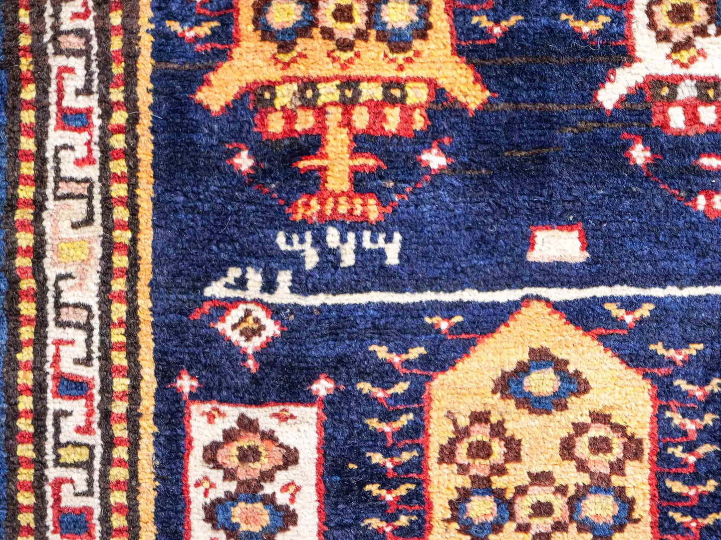 Sehr feiner, handgeknüpfter, antiker, persischer Ghashghai Nomadenteppich aus Wolle von Khademi. Farbe: Blau, rot, beige, cremeweiß. Größe: 346 x 115 cm. Form: Läufer. Vertrieb durch JUPITER Intl.