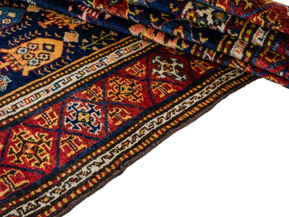 Sehr feiner, handgeknüpfter, antiker, persischer Ghashghai Nomadenteppich aus Wolle von Khademi. Farbe: Blau, rot, beige, cremeweiß. Größe: 346 x 115 cm. Form: Läufer. Vertrieb durch JUPITER Intl.