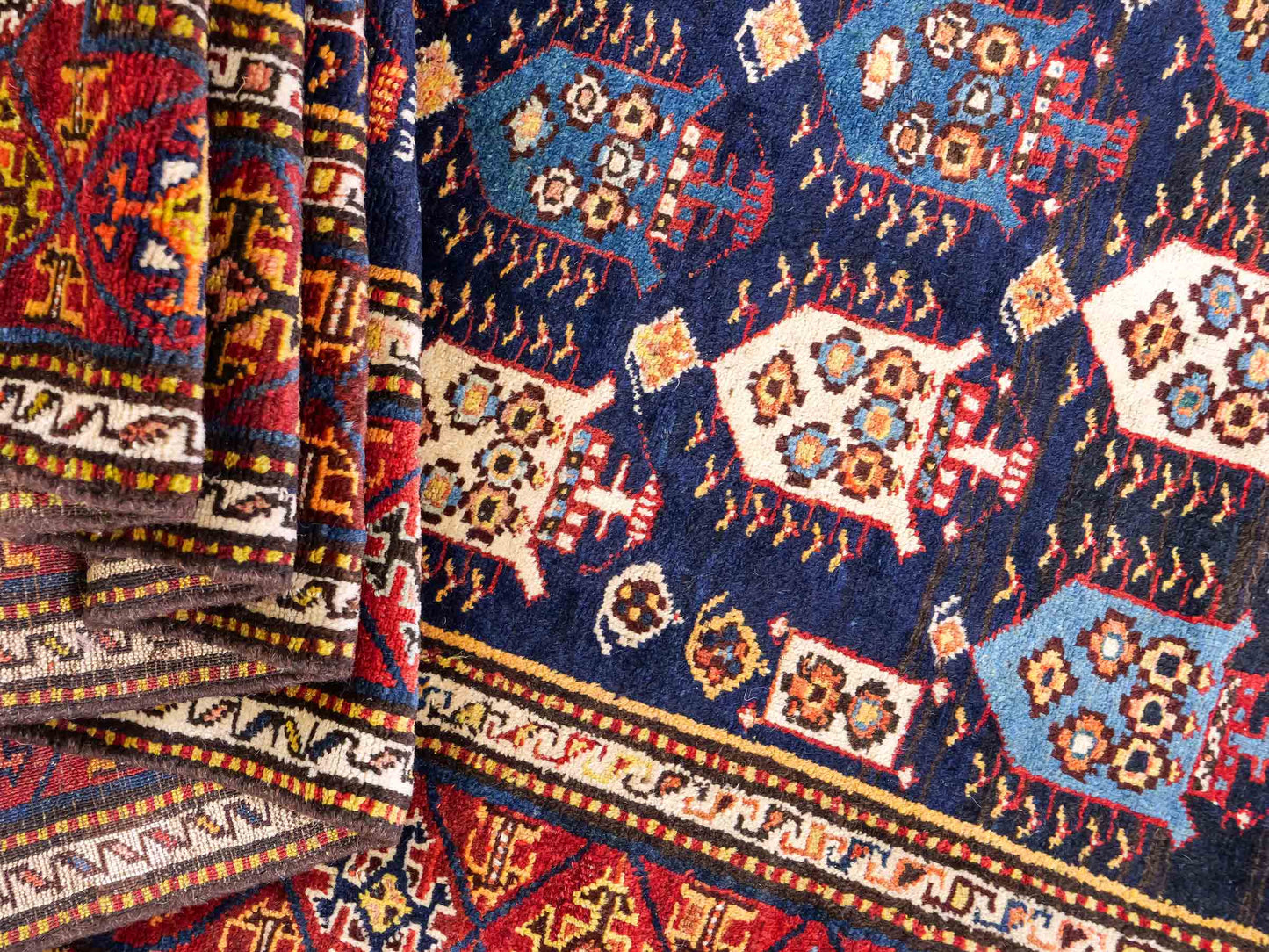 Sehr feiner, handgeknüpfter, antiker, persischer Ghashghai Nomadenteppich aus Wolle von Khademi. Farbe: Blau, rot, beige, cremeweiß. Größe: 346 x 115 cm. Form: Läufer. Vertrieb durch JUPITER Intl.