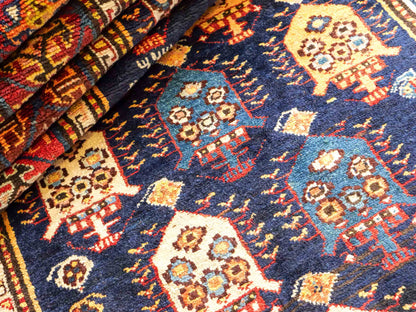 Sehr feiner, handgeknüpfter, antiker, persischer Ghashghai Nomadenteppich aus Wolle von Khademi. Farbe: Blau, rot, beige, cremeweiß. Größe: 346 x 115 cm. Form: Läufer. Vertrieb durch JUPITER Intl.