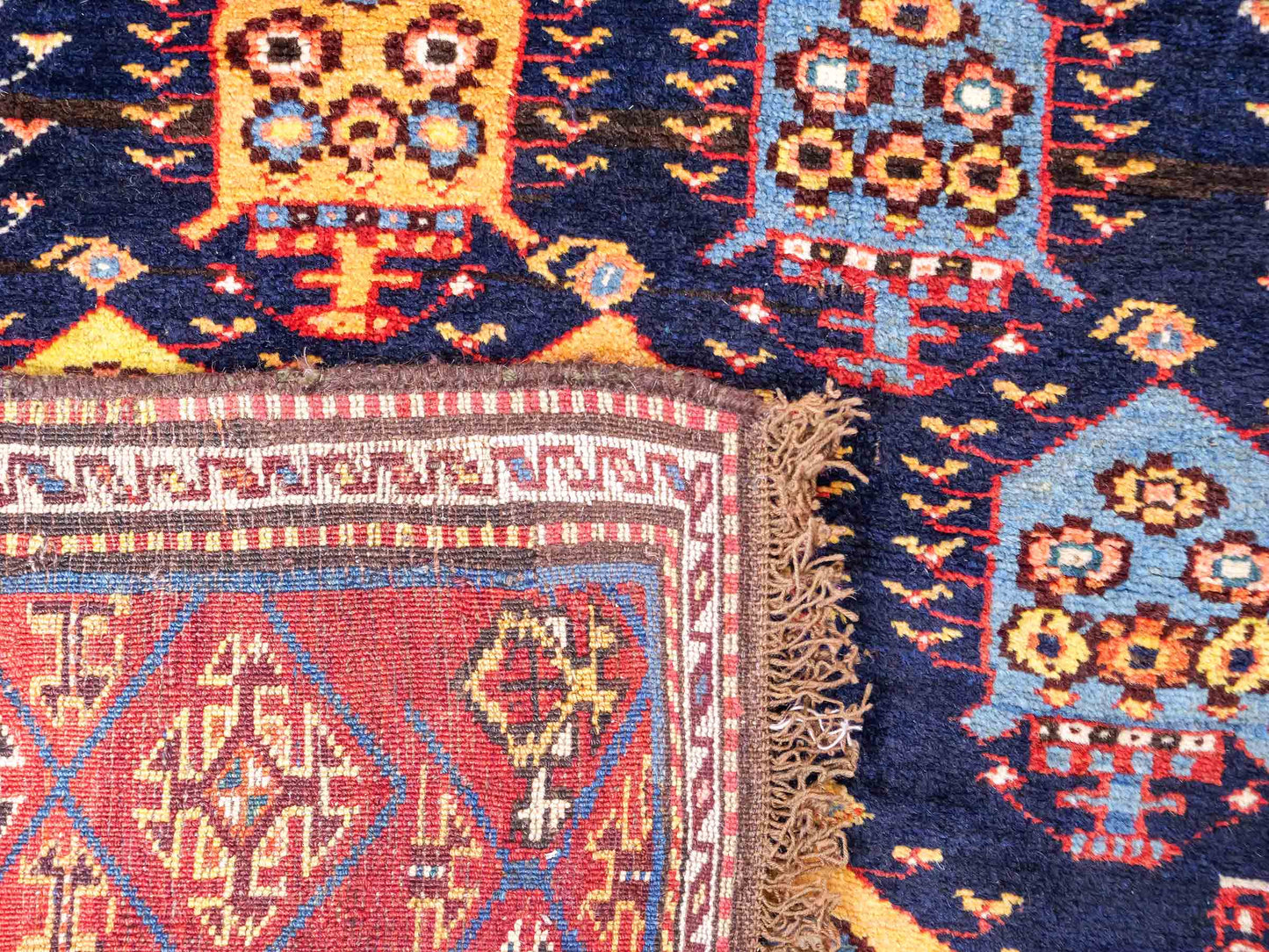 Sehr feiner, handgeknüpfter, antiker, persischer Ghashghai Nomadenteppich aus Wolle von Khademi. Farbe: Blau, rot, beige, cremeweiß. Größe: 346 x 115 cm. Form: Läufer. Vertrieb durch JUPITER Intl.
