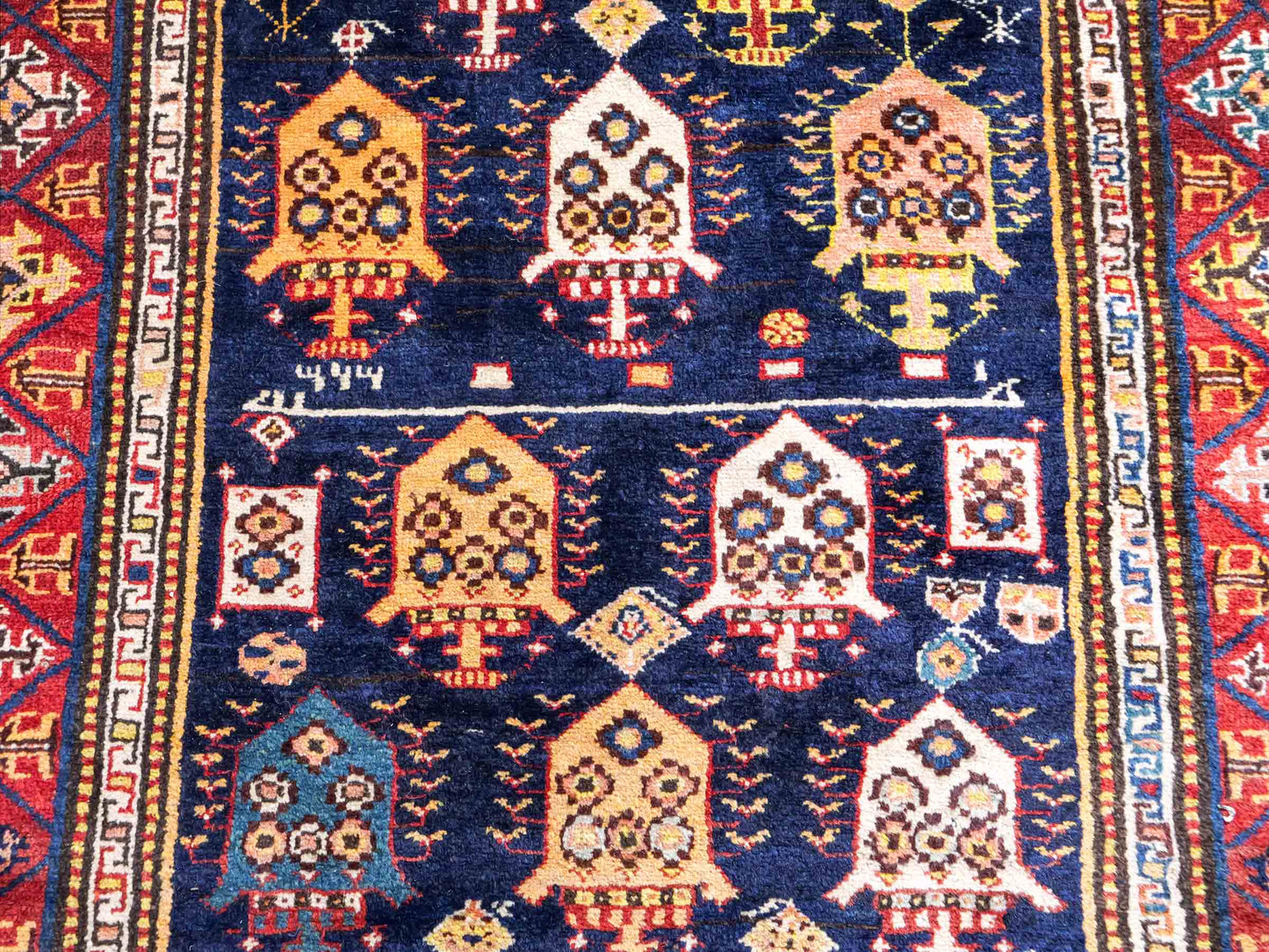 Sehr feiner, handgeknüpfter, antiker, persischer Ghashghai Nomadenteppich aus Wolle von Khademi. Farbe: Blau, rot, beige, cremeweiß. Größe: 346 x 115 cm. Form: Läufer. Vertrieb durch JUPITER Intl.
