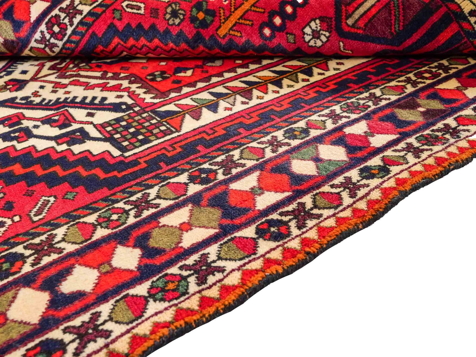 Feiner, handgeknüpfter, persischer Bakhitar Nomadenteppich aus Wolle von Khademi. Farbe: Rot, cremeweiß, blau. Größe: 210 x 149 cm. Vertrieb durch JUPITER Intl.