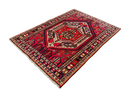 Feiner, handgeknüpfter, persischer Bakhitar Nomadenteppich aus Wolle von Khademi. Farbe: Rot, cremeweiß, blau. Größe: 210 x 149 cm. Vertrieb durch JUPITER Intl.