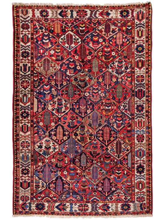 Feiner, handgeknüpfter, persischer Bakhitar Nomadenteppich aus Wolle von Khademi. Farbe: Rot, blau, cremeweiß. Größe: 250 x 160 cm. Vertrieb durch JUPITER Intl.
