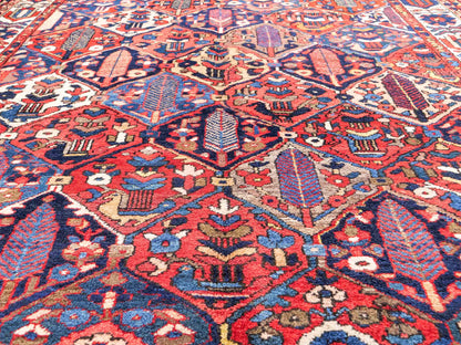 Feiner, handgeknüpfter, persischer Bakhitar Nomadenteppich aus Wolle von Khademi. Farbe: Rot, blau, cremeweiß. Größe: 250 x 160 cm. Vertrieb durch JUPITER Intl.
