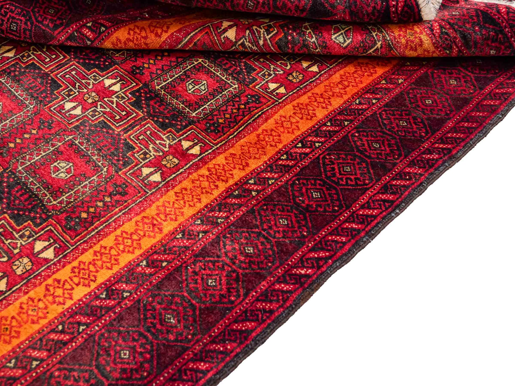 Handgeknüpfter, afghanischer, semi-antiker Belutsch Nomadenteppich aus Wolle von Khademi. Größe: 185 x 100 cm. Farbe: Rot, orange. Verkauf durch JUPITER Intl.