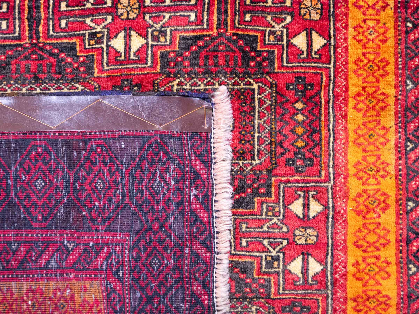 Handgeknüpfter, afghanischer, semi-antiker Belutsch Nomadenteppich aus Wolle von Khademi. Größe: 185 x 100 cm. Farbe: Rot, orange. Verkauf durch JUPITER Intl.