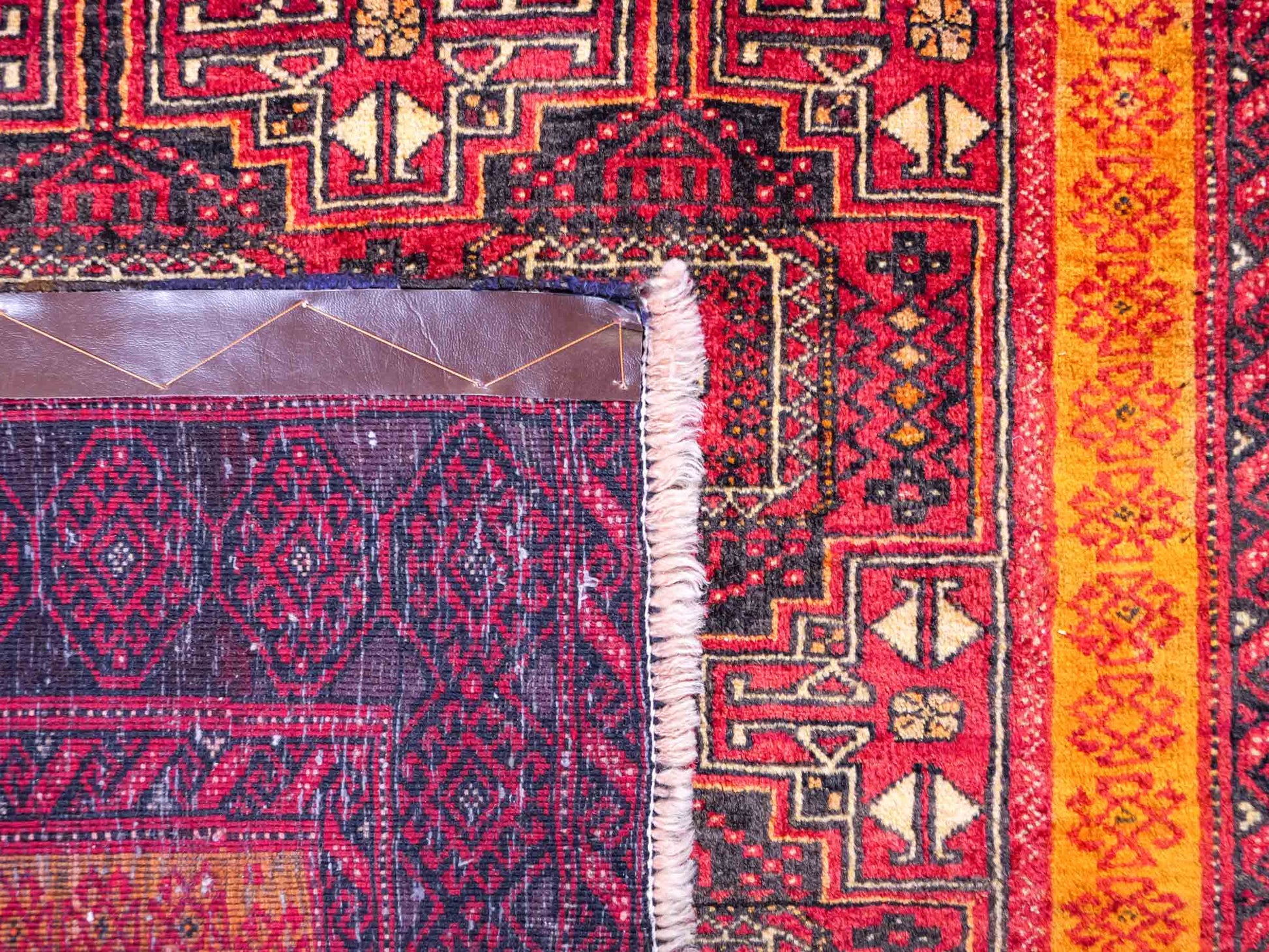 Handgeknüpfter, afghanischer, semi-antiker Belutsch Nomadenteppich aus Wolle von Khademi. Größe: 185 x 100 cm. Farbe: Rot, orange. Verkauf durch JUPITER Intl.