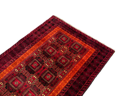 Handgeknüpfter, afghanischer, semi-antiker Belutsch Nomadenteppich aus Wolle von Khademi. Größe: 185 x 100 cm. Farbe: Rot, orange. Verkauf durch JUPITER Intl.