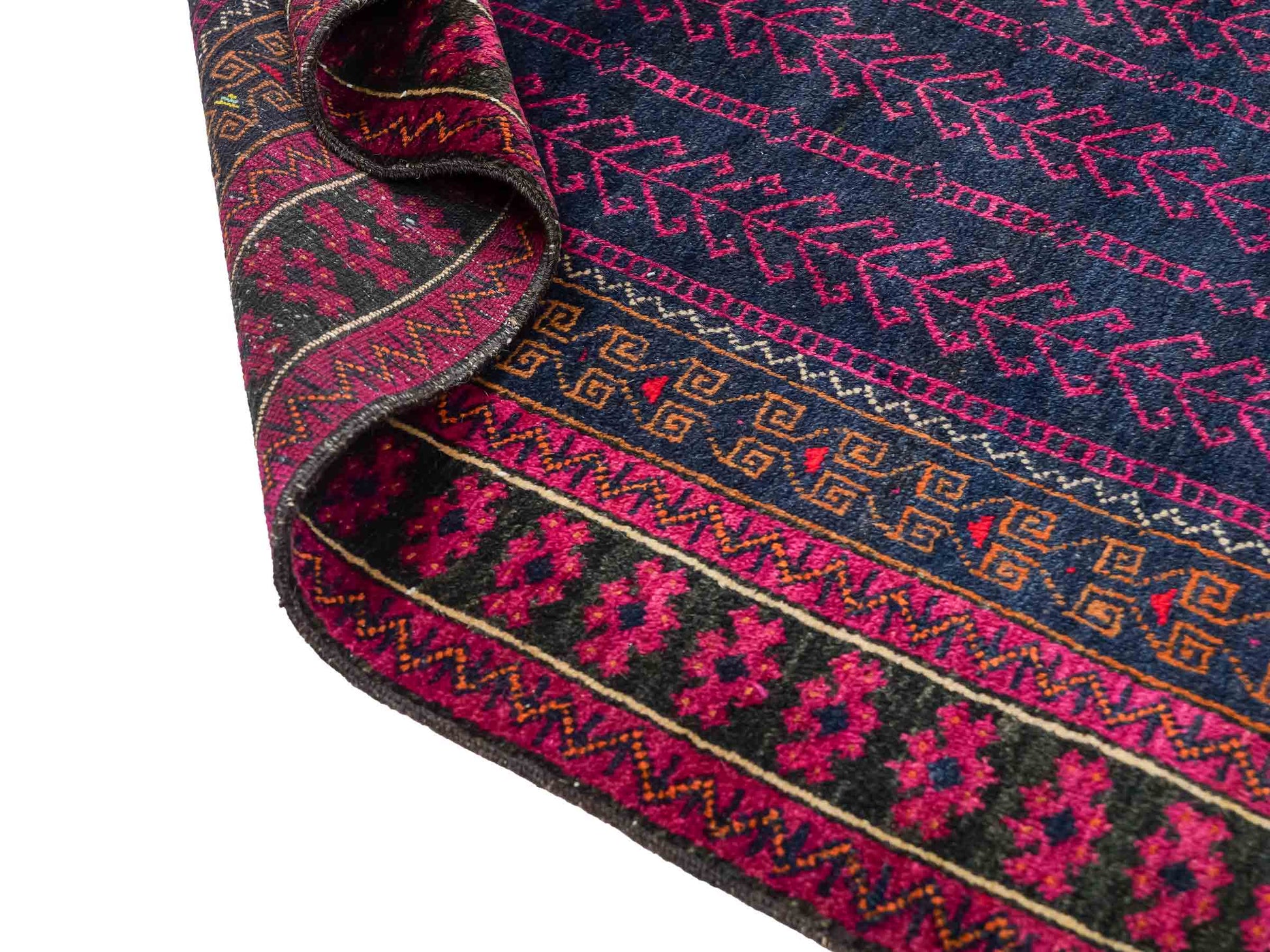 Handgeknüpfter, afghanischer Belutsch Nomadenteppich aus Wolle von Khademi. Größe: 152 x 94 cm. Farbe: Blau, rot, lila. Verkauf durch JUPITER Intl.