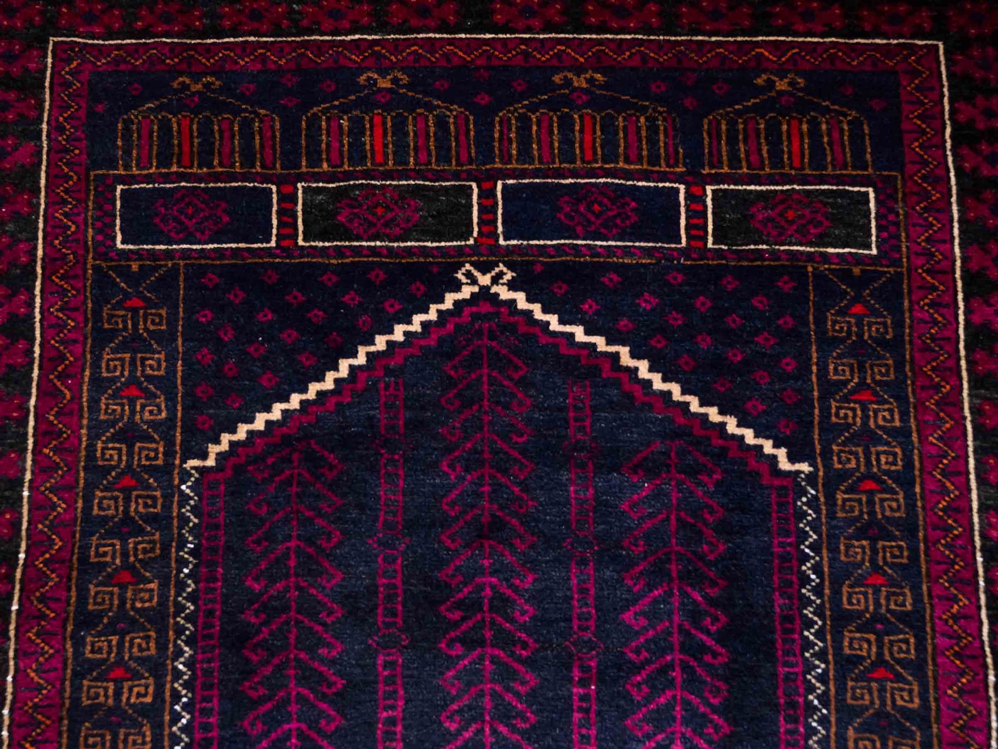 Handgeknüpfter, afghanischer Belutsch Nomadenteppich aus Wolle von Khademi. Größe: 152 x 94 cm. Farbe: Blau, rot, lila. Verkauf durch JUPITER Intl.