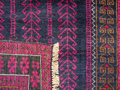 Handgeknüpfter, afghanischer Belutsch Nomadenteppich aus Wolle von Khademi. Größe: 152 x 94 cm. Farbe: Blau, rot, lila. Verkauf durch JUPITER Intl.