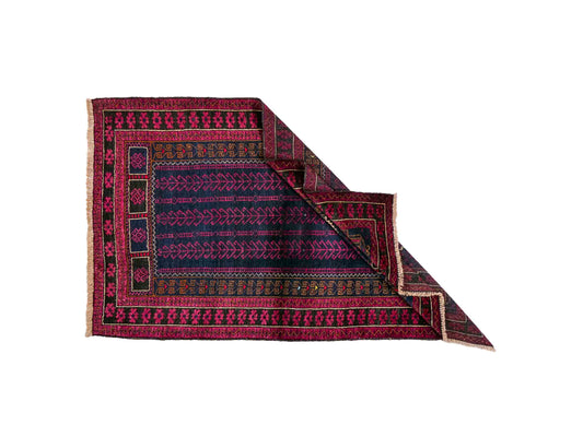 Handgeknüpfter, afghanischer Belutsch Nomadenteppich aus Wolle von Khademi. Größe: 152 x 94 cm. Farbe: Blau, rot, lila. Verkauf durch JUPITER Intl.