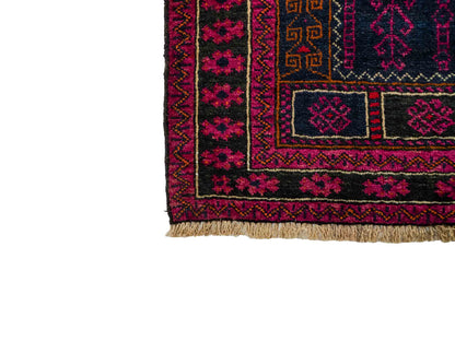 Handgeknüpfter, afghanischer Belutsch Nomadenteppich aus Wolle von Khademi. Größe: 152 x 94 cm. Farbe: Blau, rot, lila. Verkauf durch JUPITER Intl.
