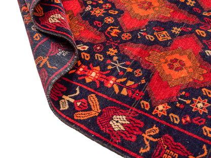 Handgeknüpfter, afghanischer Belutsch Nomadenteppich aus Wolle von Khademi. Größe: 172 x 100 cm. Farbe: Rot, orange, blau. Verkauf durch JUPITER Intl.
