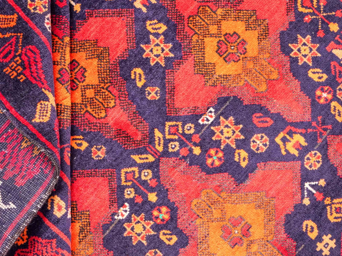 Handgeknüpfter, afghanischer Belutsch Nomadenteppich aus Wolle von Khademi. Größe: 172 x 100 cm. Farbe: Rot, orange, blau. Verkauf durch JUPITER Intl.