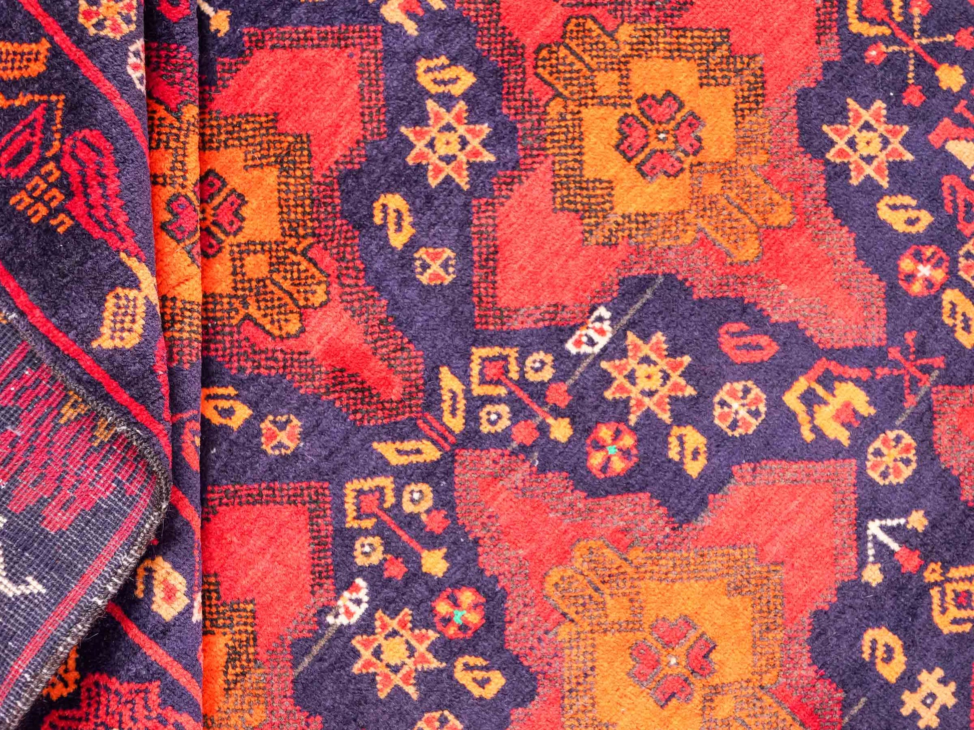 Handgeknüpfter, afghanischer Belutsch Nomadenteppich aus Wolle von Khademi. Größe: 172 x 100 cm. Farbe: Rot, orange, blau. Verkauf durch JUPITER Intl.