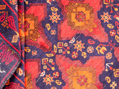Handgeknüpfter, afghanischer Belutsch Nomadenteppich aus Wolle von Khademi. Größe: 172 x 100 cm. Farbe: Rot, orange, blau. Verkauf durch JUPITER Intl.